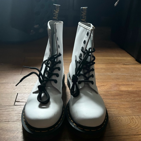 Doc Martens 1460 White Smooth Leather Lace up Boots Size 8 - Picture 2 of 6
